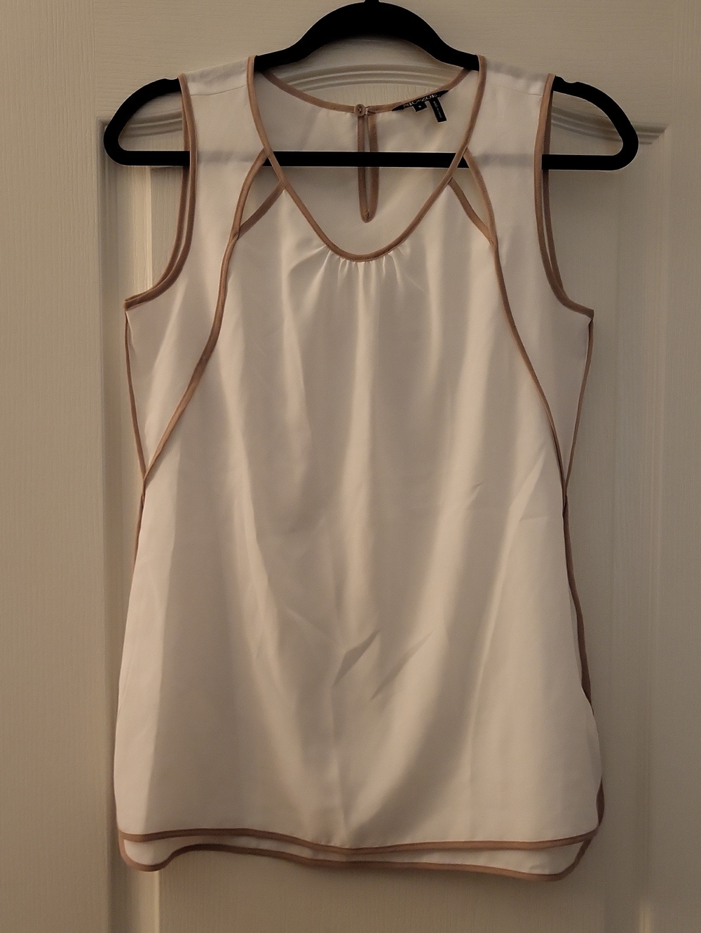 NIC+ZOE White Sleeveless Blouse with Tan Trim